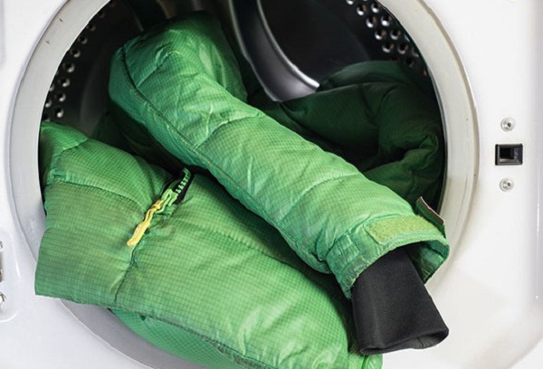 зеленая куртка в стиральной машине