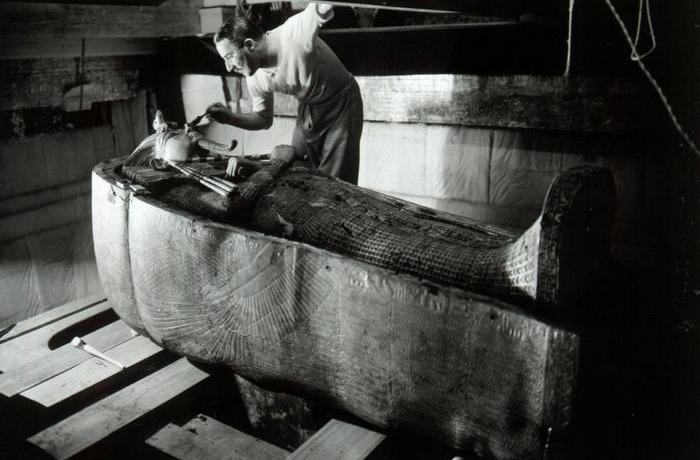 Говард Картер в гробнице фараона Тутанхамона.