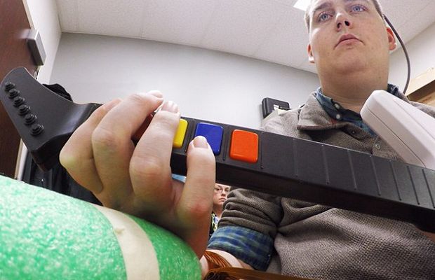 Кибернетический имплантат позволил парализованному человеку пошевелить пальцами впервые за шесть лет. Учёные из Университета штата Огайо разработали устройство, связанное с электронным рукавом, стимулирующее определённые мышцы руки. Пациент в результате даже смог сыграть в игру «Guitar Hero», чем удивил как врачей, так и самих учёных.