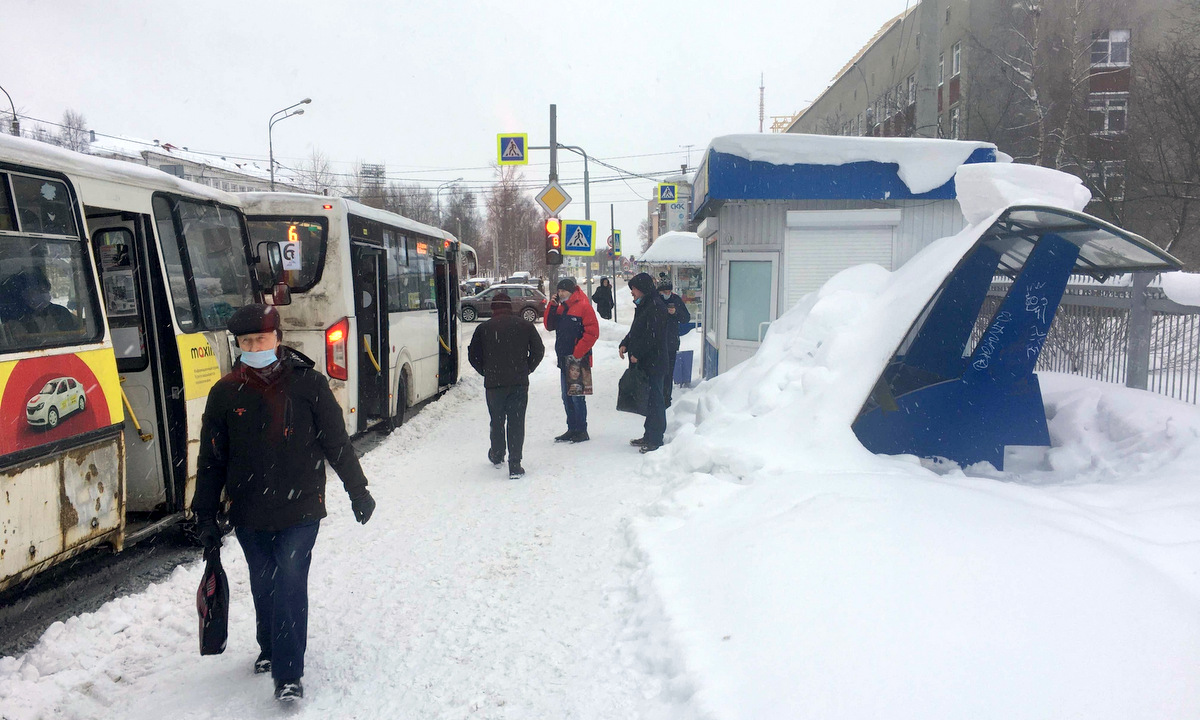 В Архангельске под грузом снега рухнула автобусная остановка