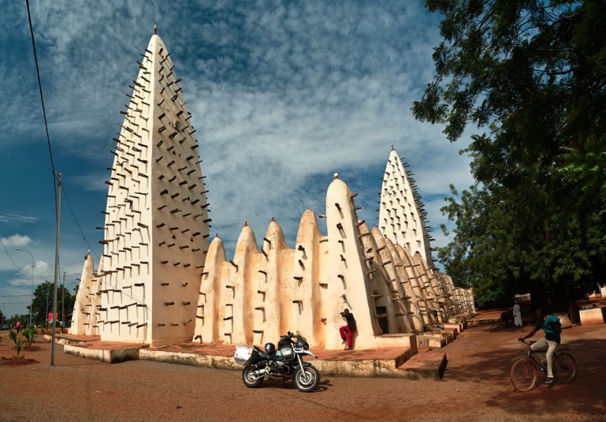 Буркина фасо фото. Мечеть бобо Буркина-Фасо. Мечеть бобо-Диуласо. Grand Mosque of Bobo-Dioulasso Буркина-Фасо. Бобо Диуласо Буркина Фасо.