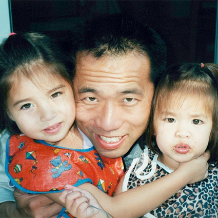 Челла Мэн (справа) с сестрой и отцом в детстве