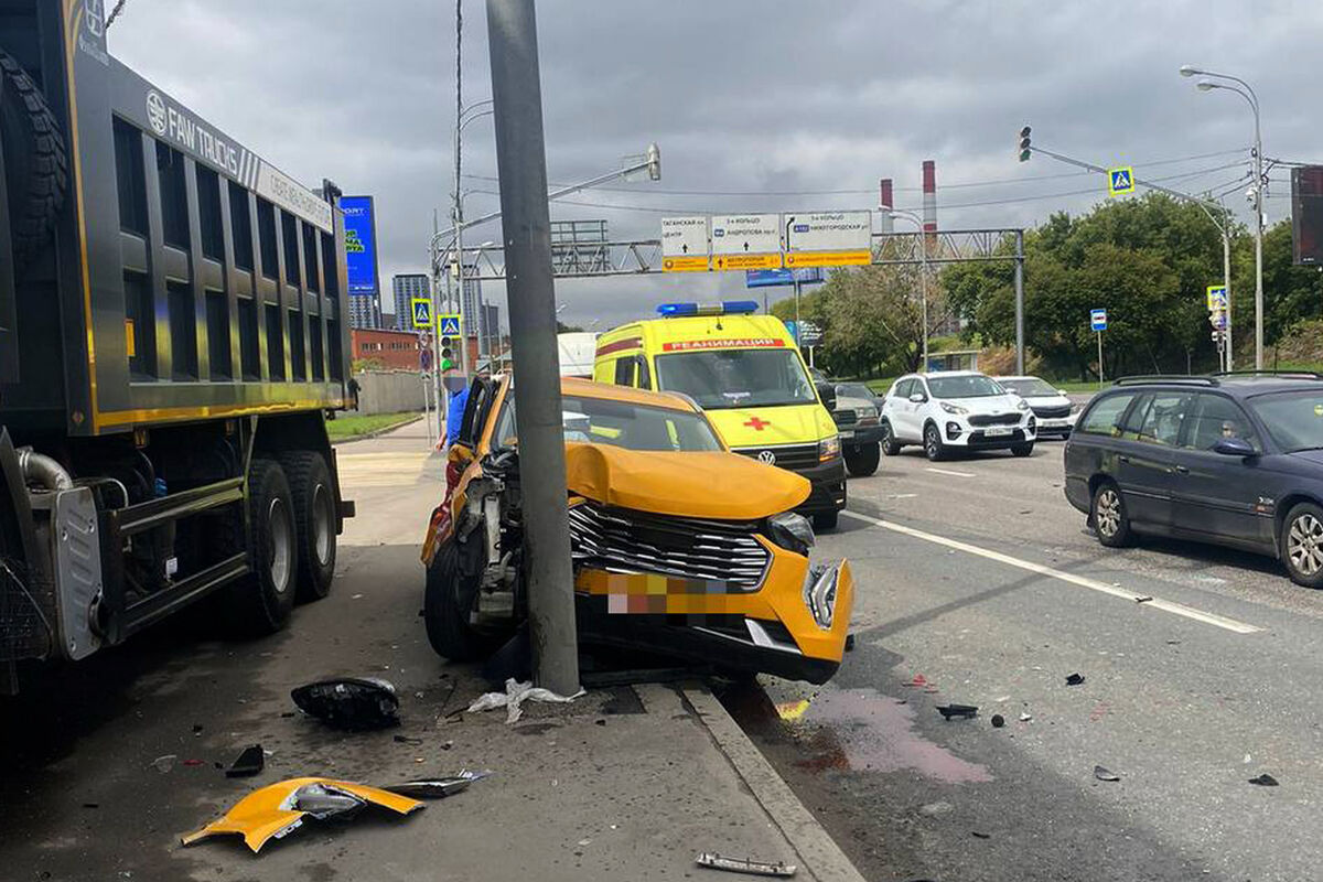 На юго-востоке Москвы произошло жесткое ДТП с такси и грузовиком