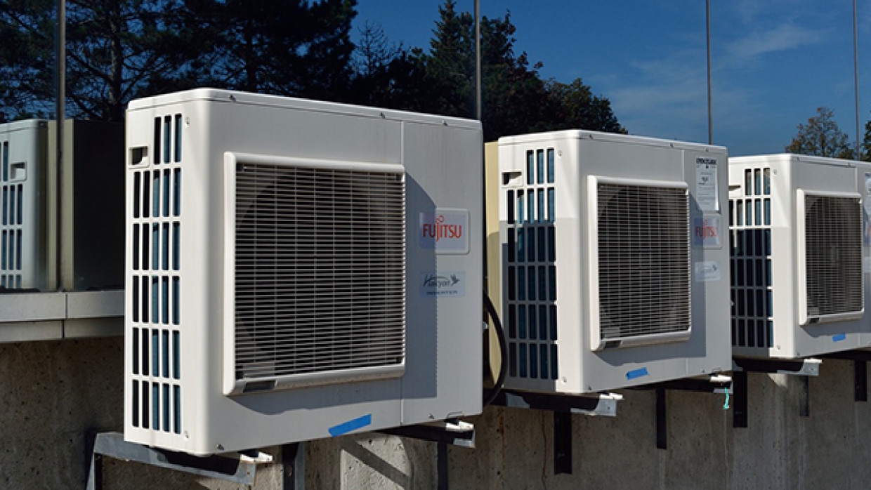 Житель Москвы залез на кондиционер новостройки с ребенком на руках