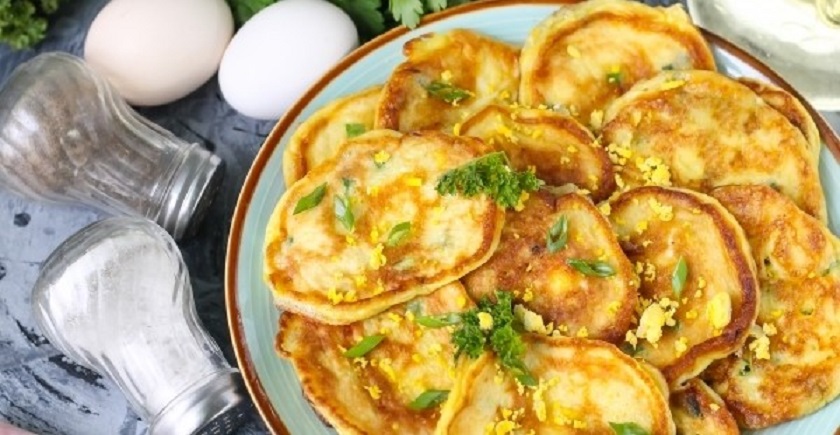 Оладьи с луком и яйцом на кефире: сытное и вкусное блюдо
