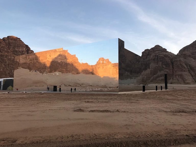 Зеркальный концертный зал, похожий на мираж посреди пустынного ландшафта Саудовской Аравии архитектура