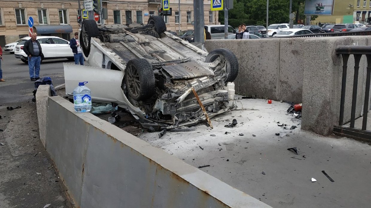 Toyota перевернулась на Обводном канале, пострадали два человека