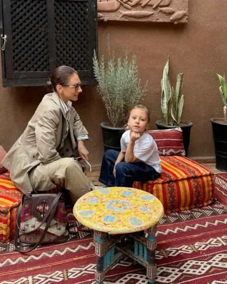 Жена главы Газпромбанка Андрея Акимова Даша Попова отдыхает с дочерью в Марокко Попова, Акимов, дочерьюДаша, также, данным, которая, Поповой, Андрея, Газпромбанка, слухам, своего, ПоповаДаша, вместе, соцсетях, спокойно, передвигаться, Европе, может, Например, недавно