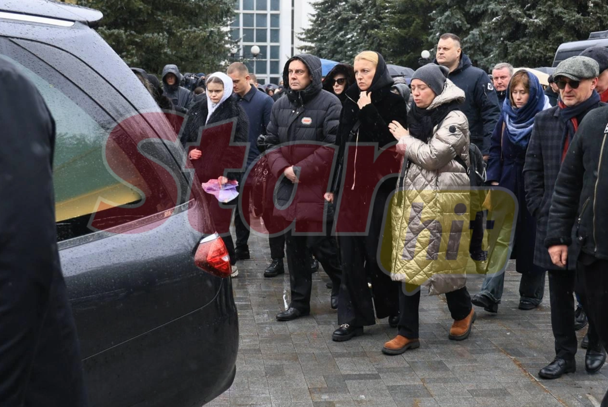 Сыновья едва сдерживали слезы, а жена раскрыла семейную тайну: как прошли похороны Алексея Пиманова Погодина, Ольга, журналиста, Алексея, Пиманов, Алексей, Пиманова, телеведущего, Дарья, друзья, никогда, временем, Пиманова —, скончался, супруга, также, Мужчина, секунду, продюсера, программы