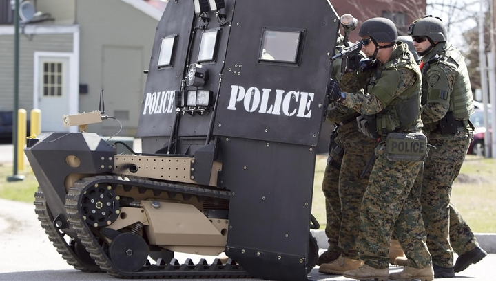 Трамп вооружит полицию бронетранспортерами и гранатометами