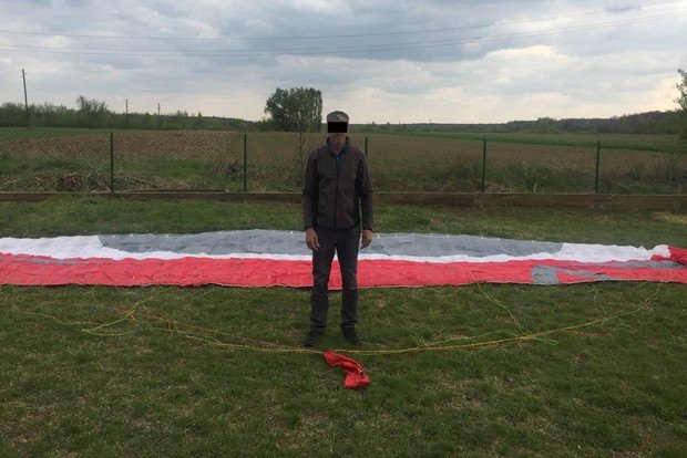 «Дырявая» граница: венгерский «Матиас Руст» на парашюте случайно приземлился на Украине