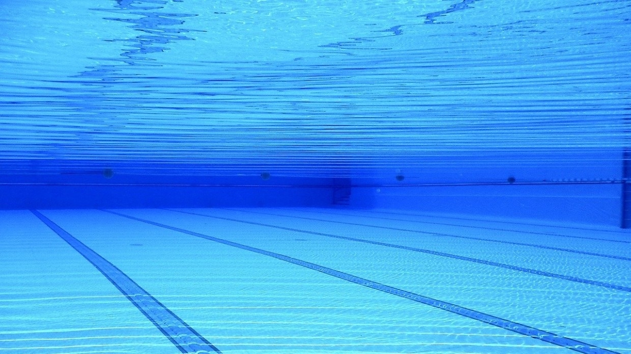 Посетитель московского фитнес-центра умер во время плавания в бассейне