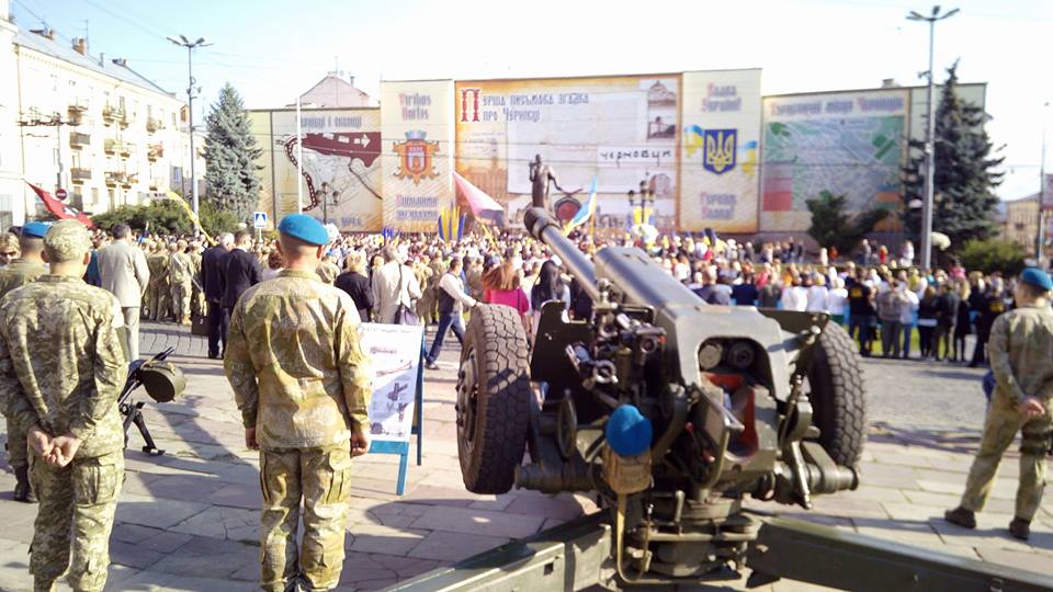 С утра пахнет перегаром — это украинские военные празднуют «день флага»