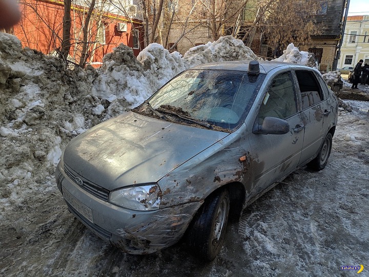 В Самаре машина провалилась в текстуры автомобили