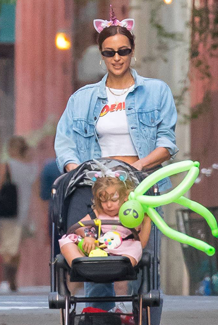 Розовый ободок и сбоку бантик: Брэдли Купер копирует стиль своей дочки Леи Розовый ободок и сбоку бантик: Брэдли Купер копирует стиль своей дочки Леи Дети,Дети знаменитостей