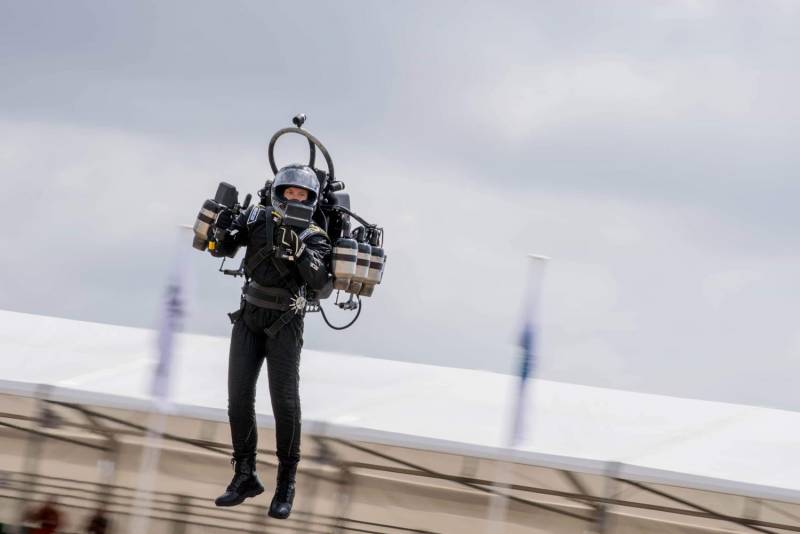 Первый экспортный успех реактивного ранца JetPack Aviation JB12 Первый экспортный успех реактивного ранца JetPack Aviation JB12 оружие