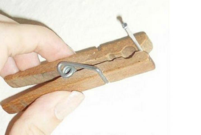 Воспользуйтесь прищепкой, чтобы безопасно забить гвоздь.