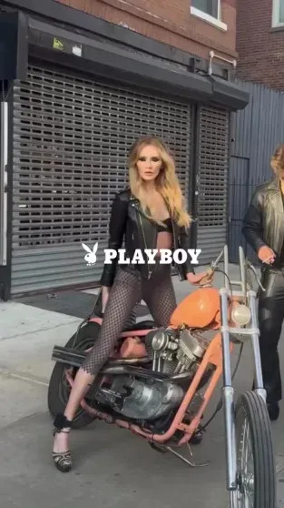 Анна Делви позировала для Playboy с GPS-трекером на ноге