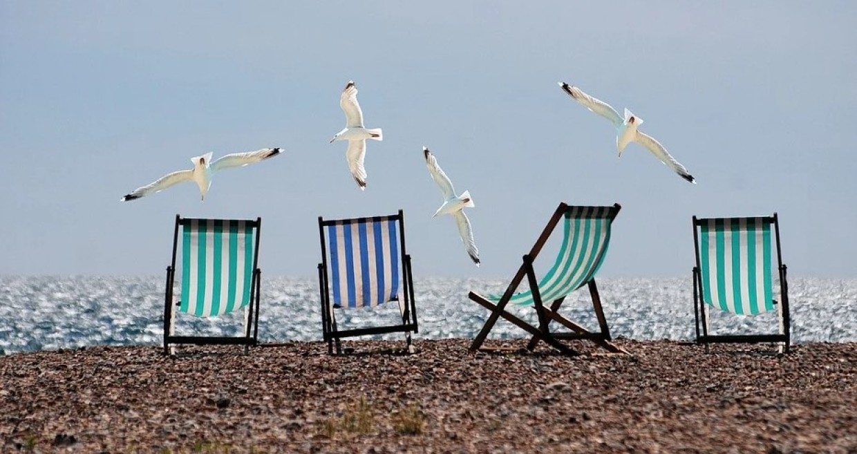 Российские путешественники признались в привычке занимать лежаки на пляже