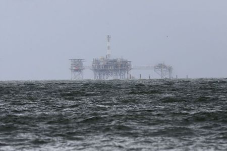 Морская нефтедобывающая платформа близ Дофин-Айленда, штат Алабама, США. 5 сентября 2018 года. REUTERS/Jonathan Bachman