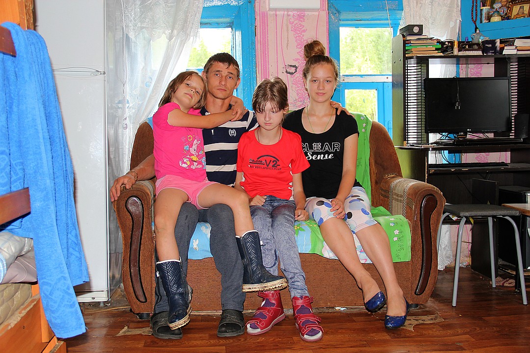 Мать бросила семью несколько лет назад, и теперь Федору приходится самому растить детей Фото: Роман ИГНАТЬЕВ