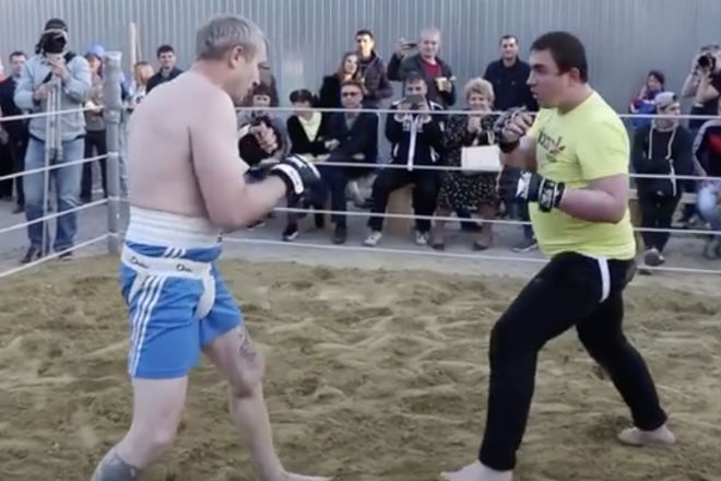 50-летний боксер вышел против ММА-бойца 50-летний боксер вышел против ММА-бойца бой