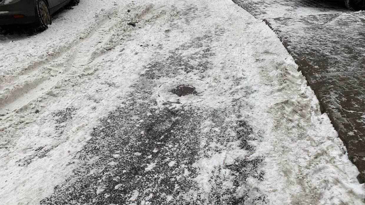 Снегоуборочный трактор врезался в легковушку на обледенелой дороге в Петербурге