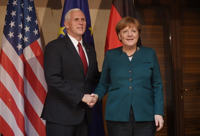 Фото. Канцлер Германии Ангела Меркель и вице-президент США Майк Пенс © SVEN HOPPE | GLOBALLOOKPRESS.COM