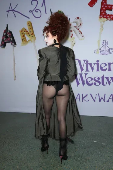 Алеся Кафельникова вышла на подиум показа Vivienne Westwood в рамках Недели моды в Париже Кафельникова, вышла, подиум, также, которая, показе, платье, этого, рамках, Westwood, Vivienne, подряд, Осенью, домом, например, модным, дефилировала, сотрудничает, Российская, сезон