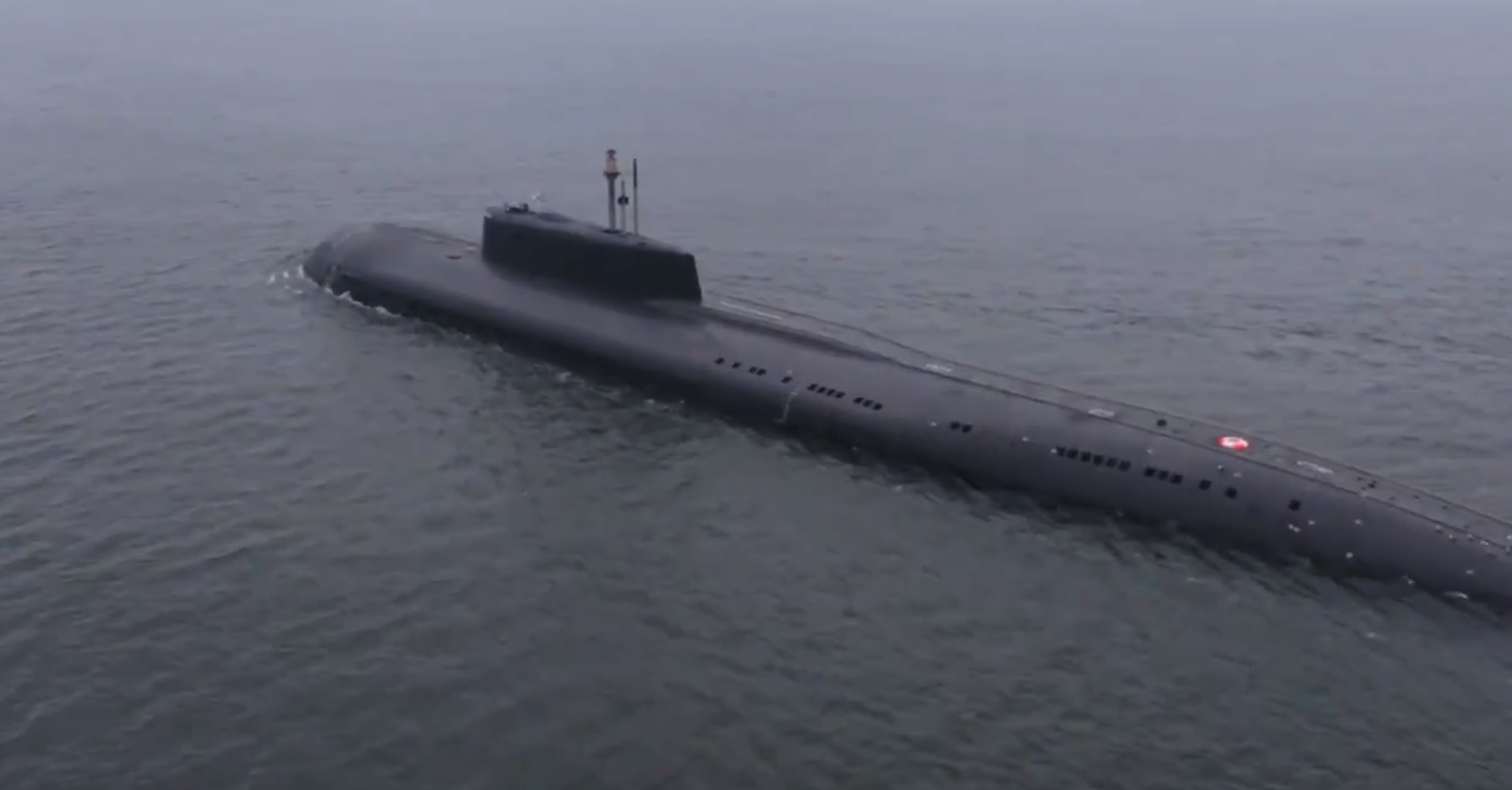 Большая торпеда. Атомная подводная лодка. Атомная подводная лодка Курск. Российская атомная подводная лодка. Атомная подводная лодка Омск.