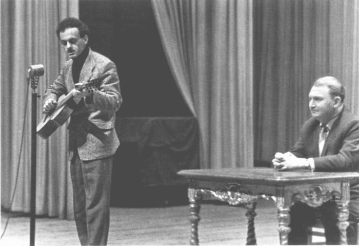 Булат Окуджава и Борис Слуцкий. 1960-е гг. / Фото: www.rubooks.org