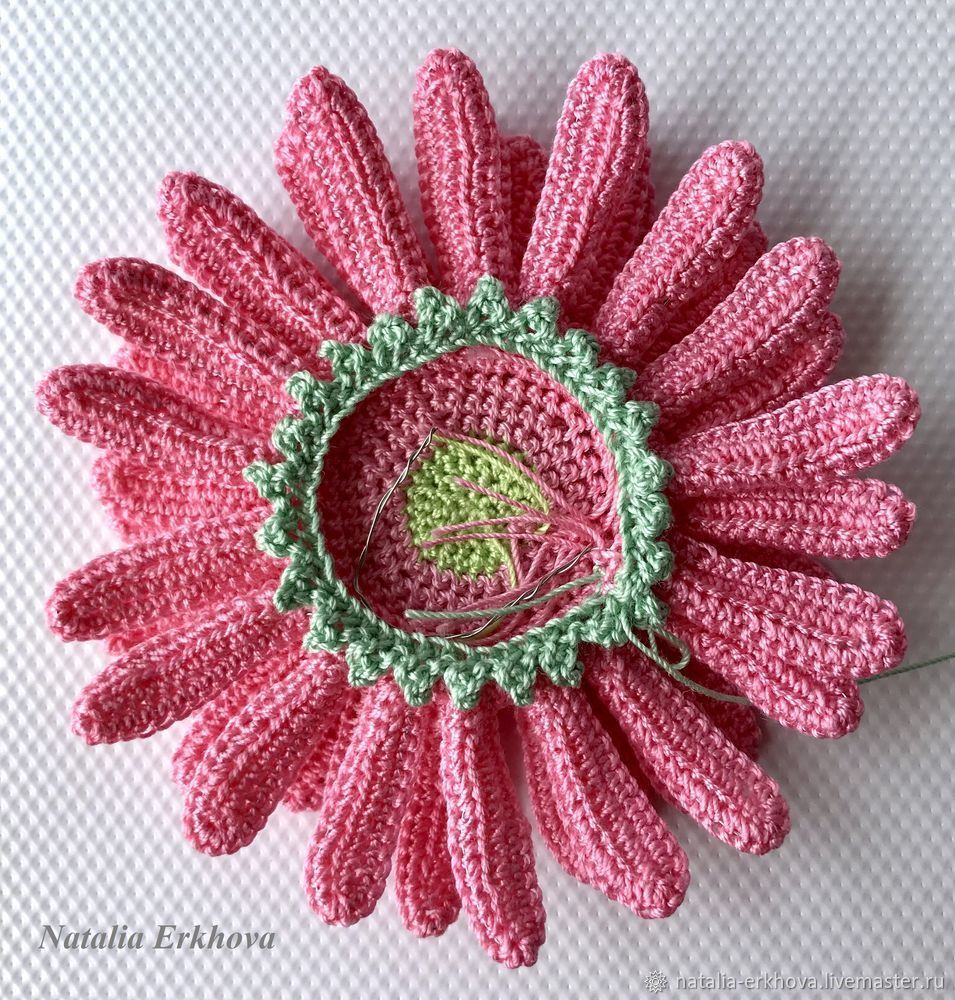 Вяжем крючком цветок герберы вязание,декор