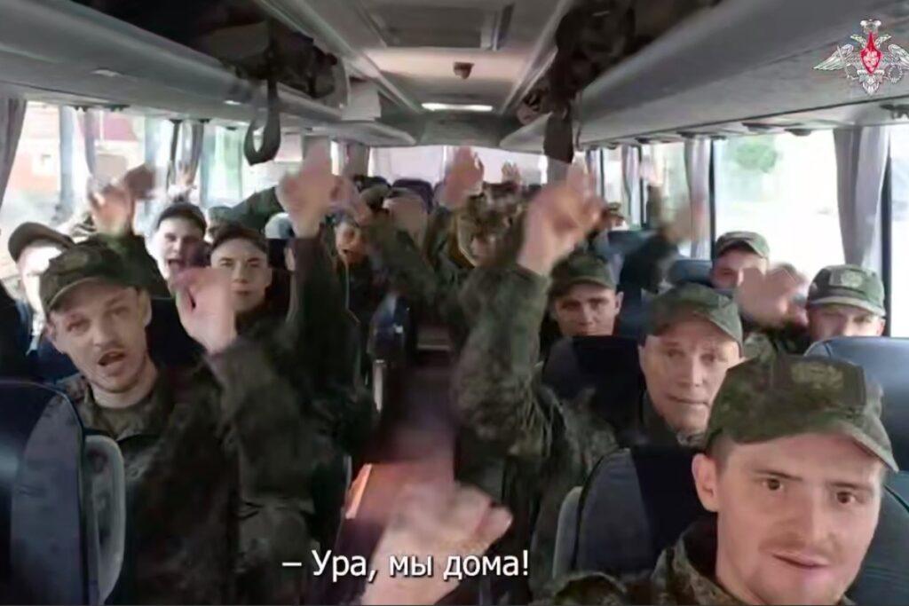 Из украинского плена вернулась первая группа военных