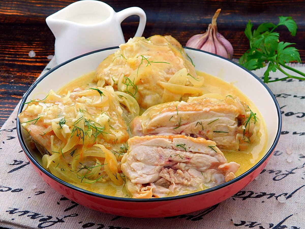Куриные бедра в сметанном соусе: готовим ужин без духовки блюда из курицы