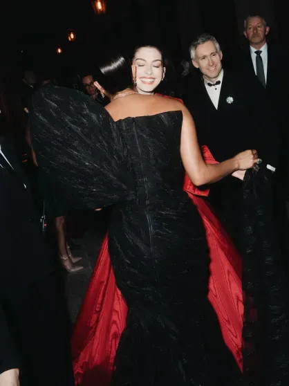 Энн Хэтэуэй, Дуа Липа, Приянка Чопра и Джейк Джилленхол на показе Bvlgari в Милане Чопра, Хэтэуэй, платье, Джилленхол, ДжилленхолПриянка, ЛипаПриянка, ХэтэуэйДуа, Джейк, звёзд, дополняли, украшения, Образы, ХэтэуэйЭнн, атласный, демонстрирующим, декольте, глубоким, ЧопраДжейк, бархатное, ХэтэуэйПриянка