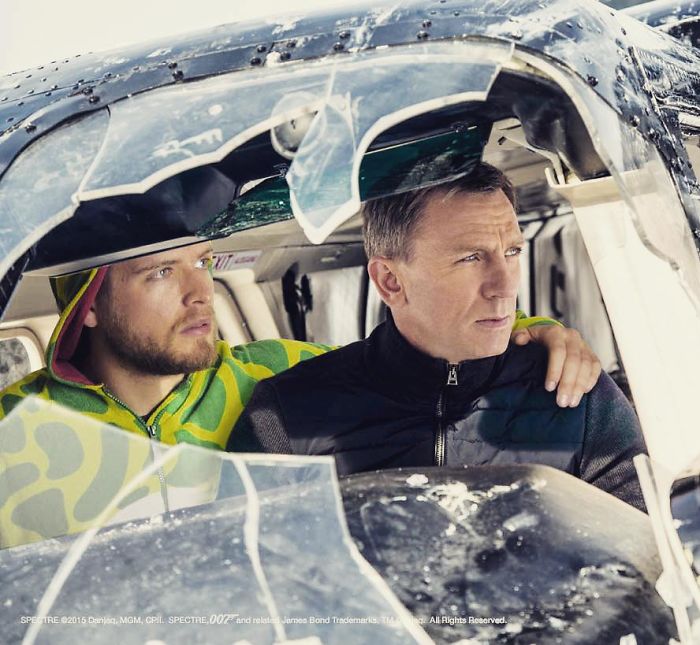 парень добавляет себя на фото звезд