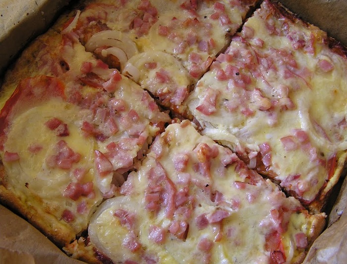 Пицца на хлебе с начинкой. / Фото: food.ru