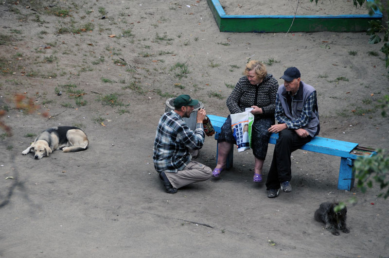Фотограф четыре года снимал, что происходит на лавочке в украинском дворе. Некоторые кадры шокируют 