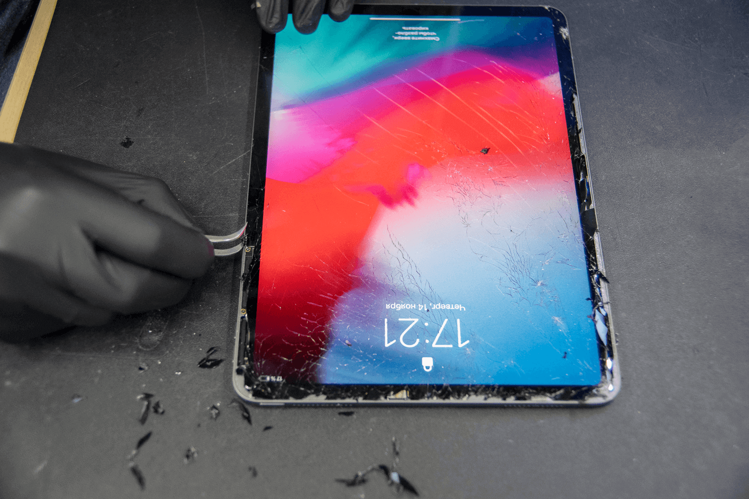 Замена дисплея 12. Разбитый IPAD Pro 11. Замена стекла IPAD Pro. Стекло на экран планшета эпл. Разбитый экран IPAD Air 4.