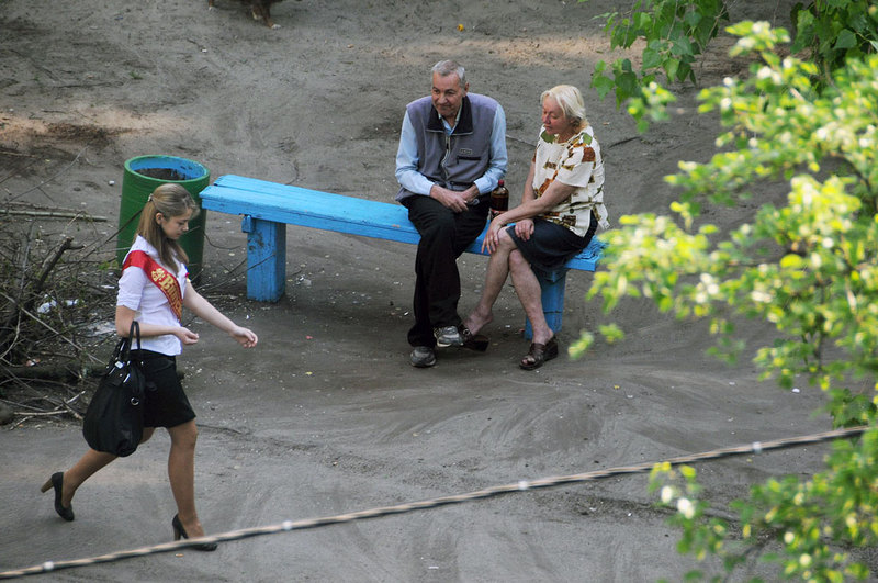 Фотограф четыре года снимал, что происходит на лавочке в украинском дворе. Некоторые кадры шокируют 