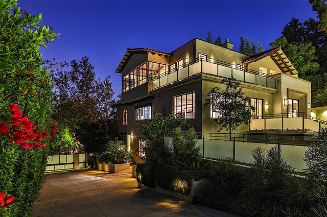 Рианна продает свой дом в Голливуде за 7,4 миллиона долларов после нахального взлома новости