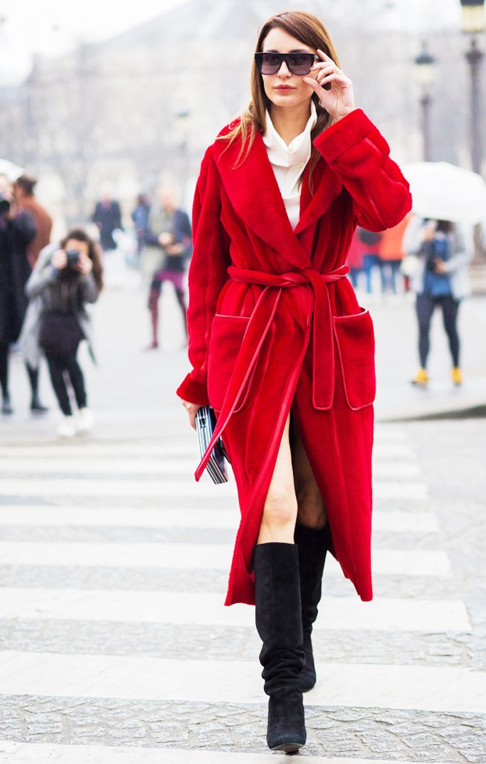 Красное пальто и белый шарф