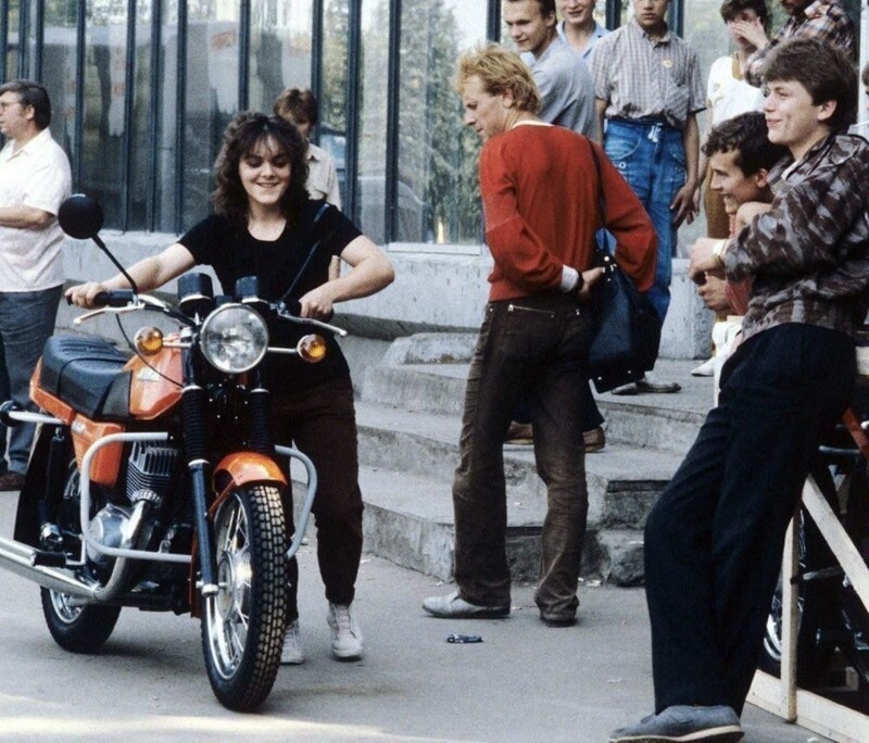 2. Дeвyшкa paдyeтcя пoкyпкe мoтoциклa ЯBA-638