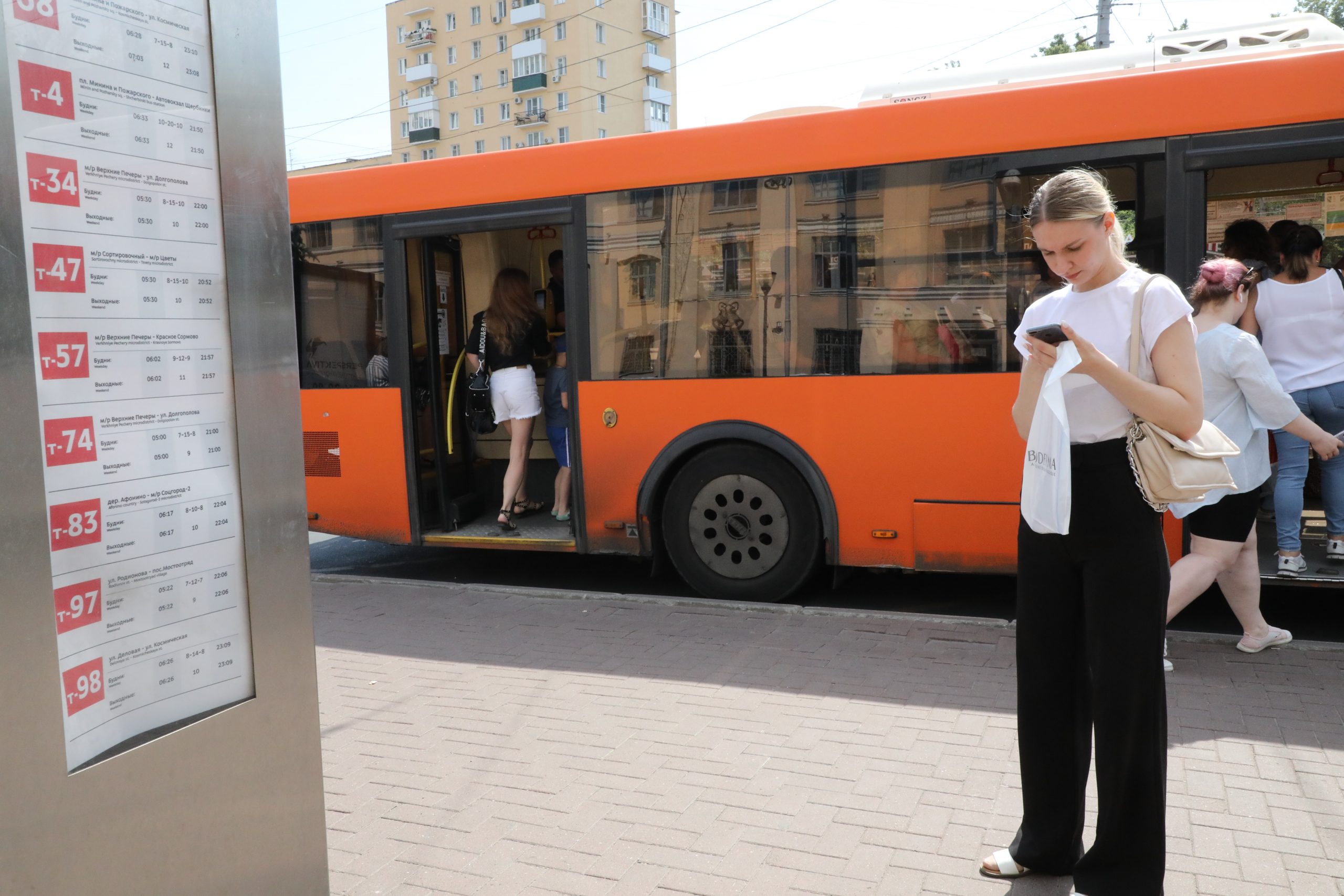 Движение 11 автобусов и 3 троллейбусов изменится из-за ремонта сетей на улице Ванеева с 12 августа