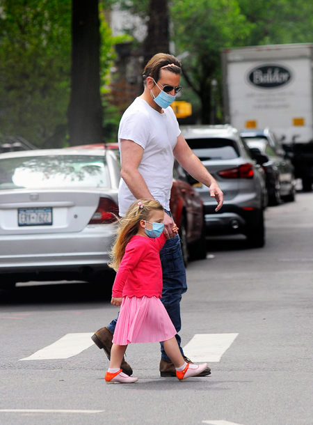 Розовый ободок и сбоку бантик: Брэдли Купер копирует стиль своей дочки Леи Розовый ободок и сбоку бантик: Брэдли Купер копирует стиль своей дочки Леи Дети,Дети знаменитостей