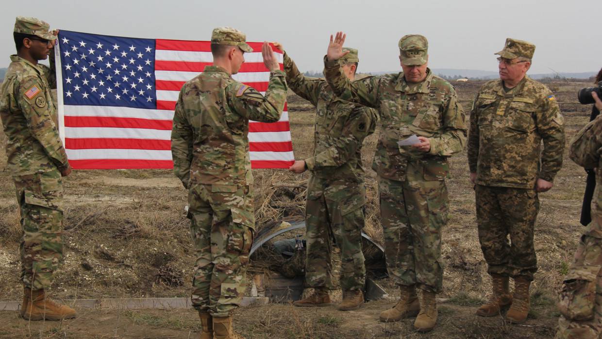 Политолог Саймс сообщил о срочной переброске войск США на Украину Политика