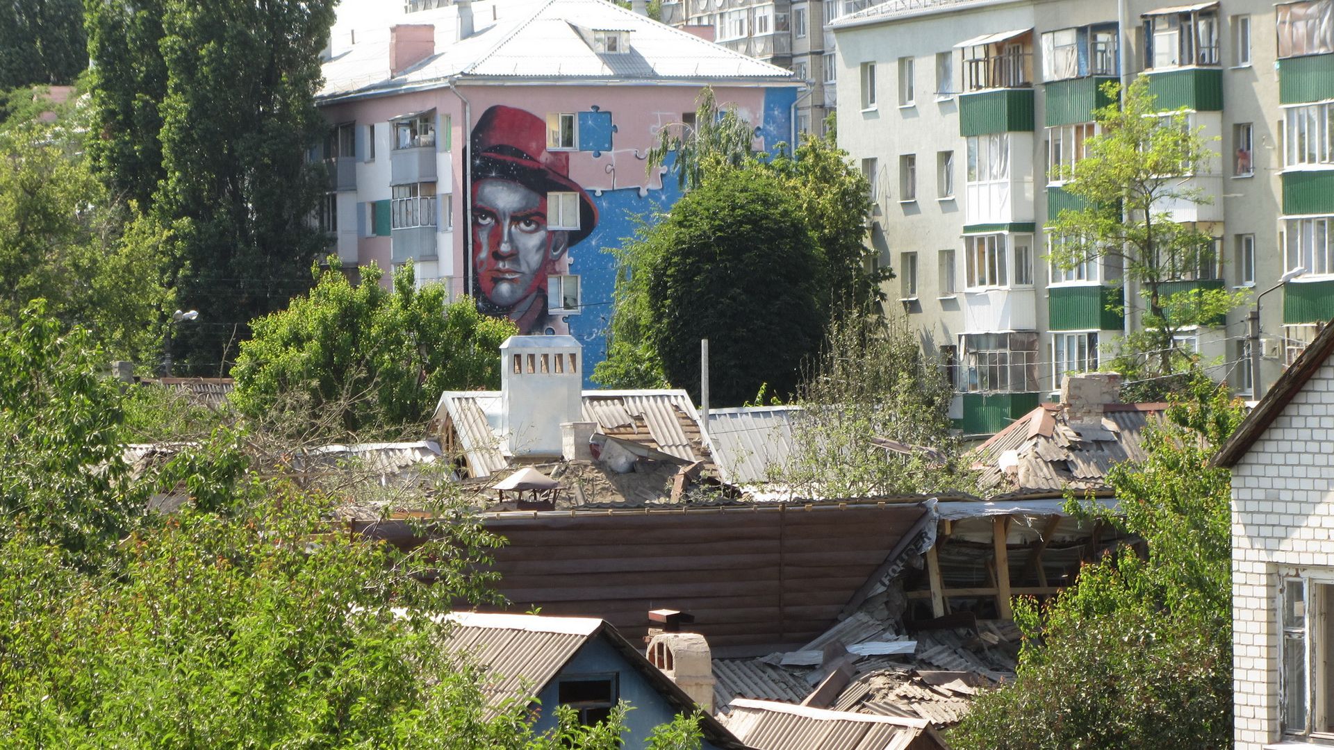 Улица Маяковского, где на одном из домов нарисован мурал с поэтом. Белгород, 03.07.2022 г.