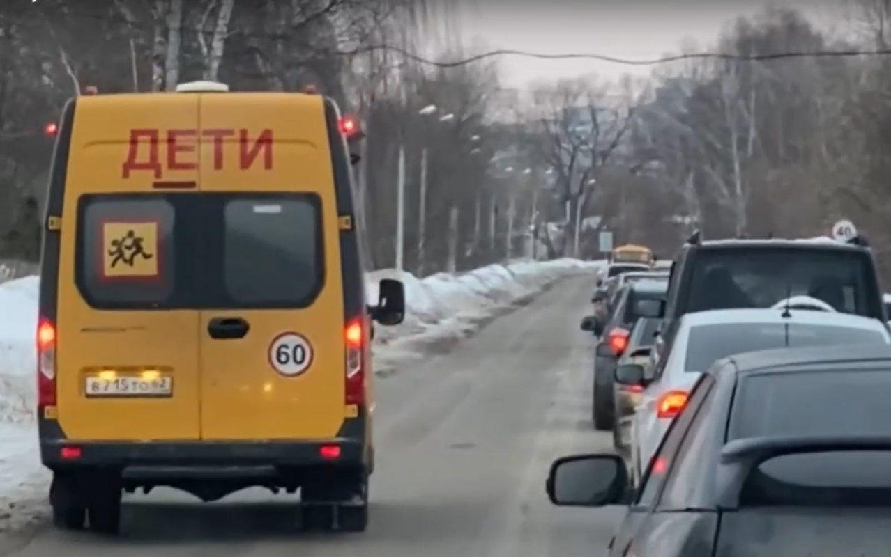 Под Рязанью засняли школьный автобус, грубо нарушивший ПДД