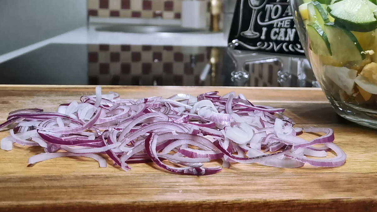 В этом салате абсолютно все просто - продукты самые обычные и готовить элементарно. Почистили рыбку, отварили заранее пару ингредиентов, нарезали и все готово.-6