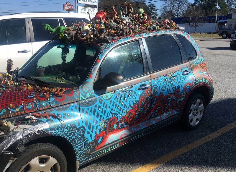Автомобилист украсил свой Крайслер игрушками, ложками и монетами chrysler, chrysler pt cruiser, авто, автоприкол, игрушки, прикол, тюнинг, юмор
